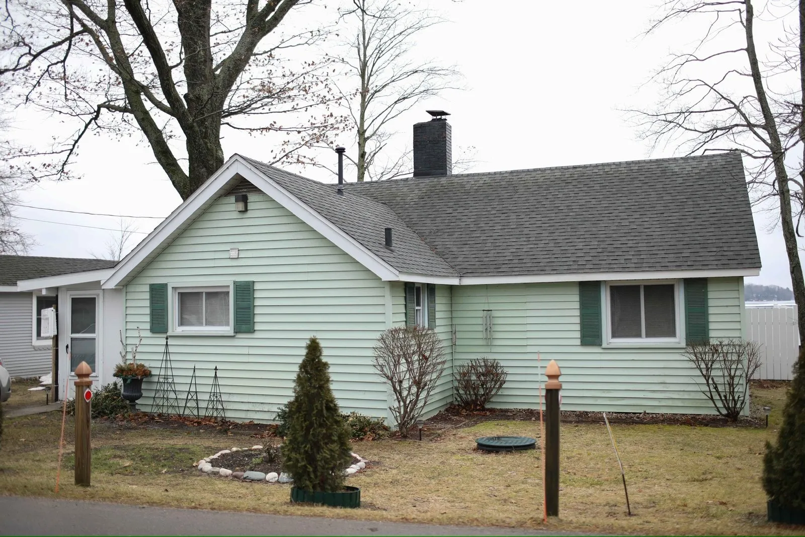 Green lap siding and white trim, single-storey ranch