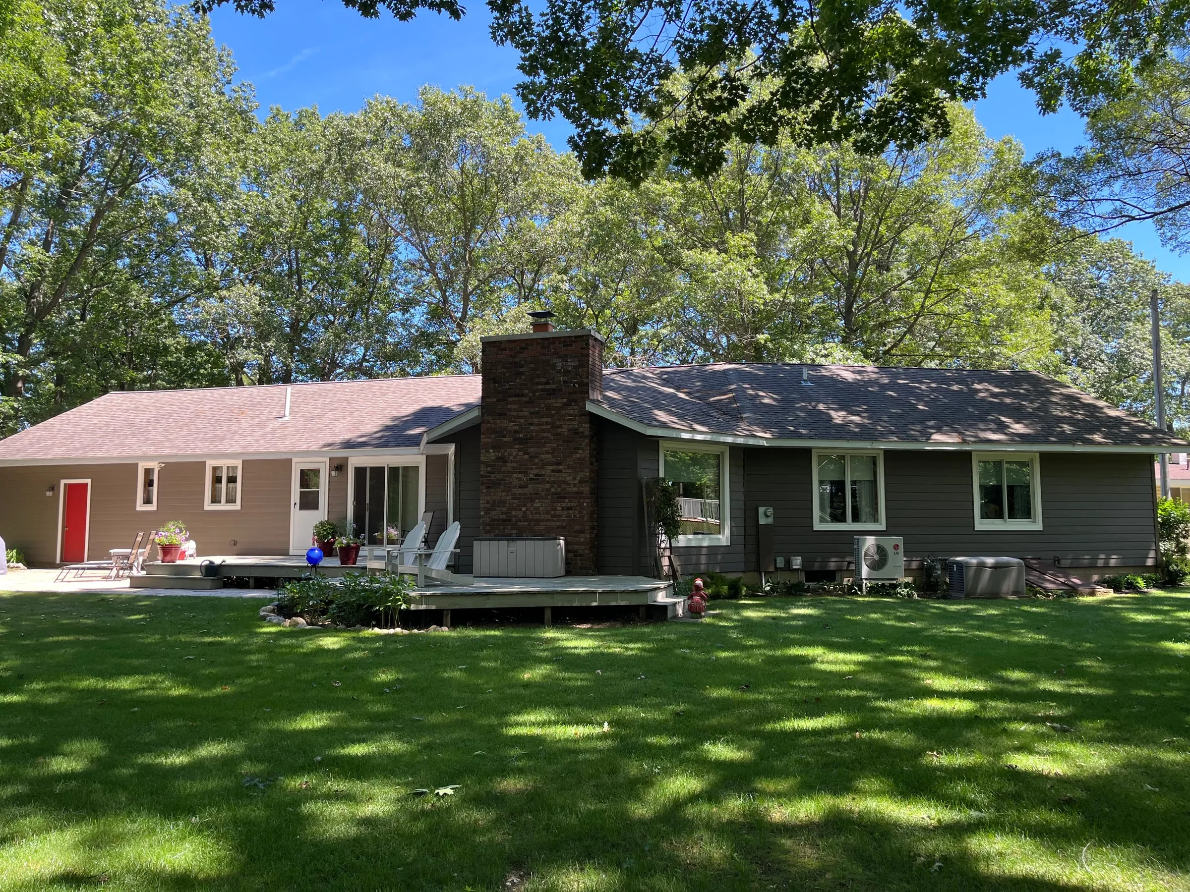 Insulated vinyl horizontal siding in Flagship Brown, Manistee, MI